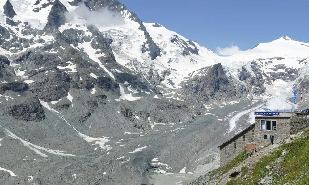 Gletscherbahn-Häuschen vor Bergkulisse
