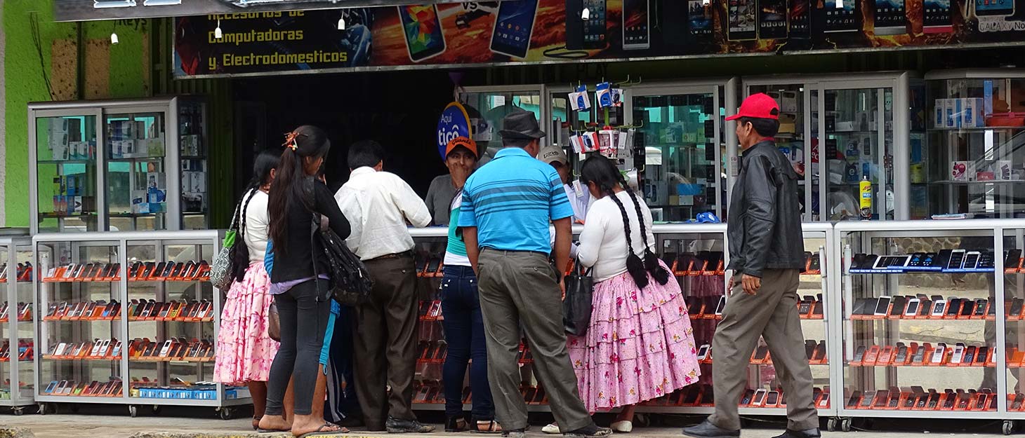 Handyladen mit Einheimischen in Bolivien