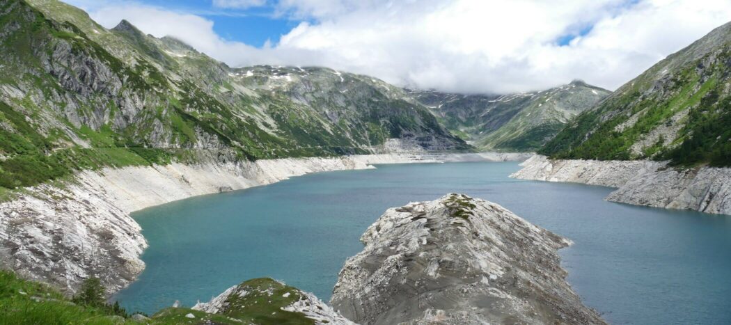 Blick auf Stausee mit Bergen rechts und links