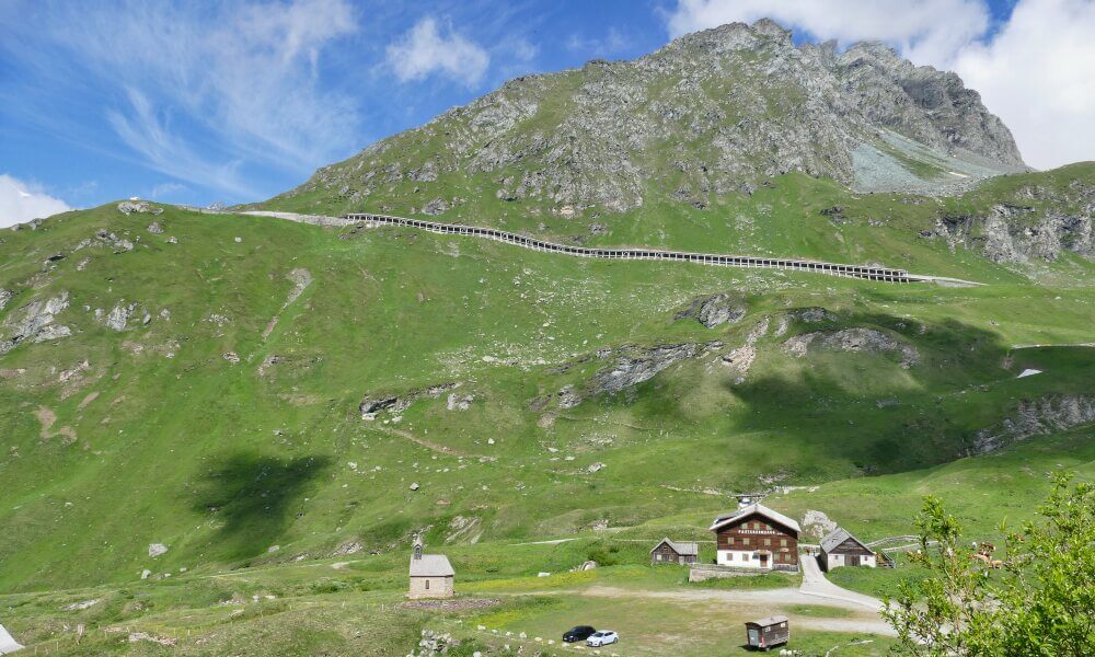 Haus vor einem Berg 