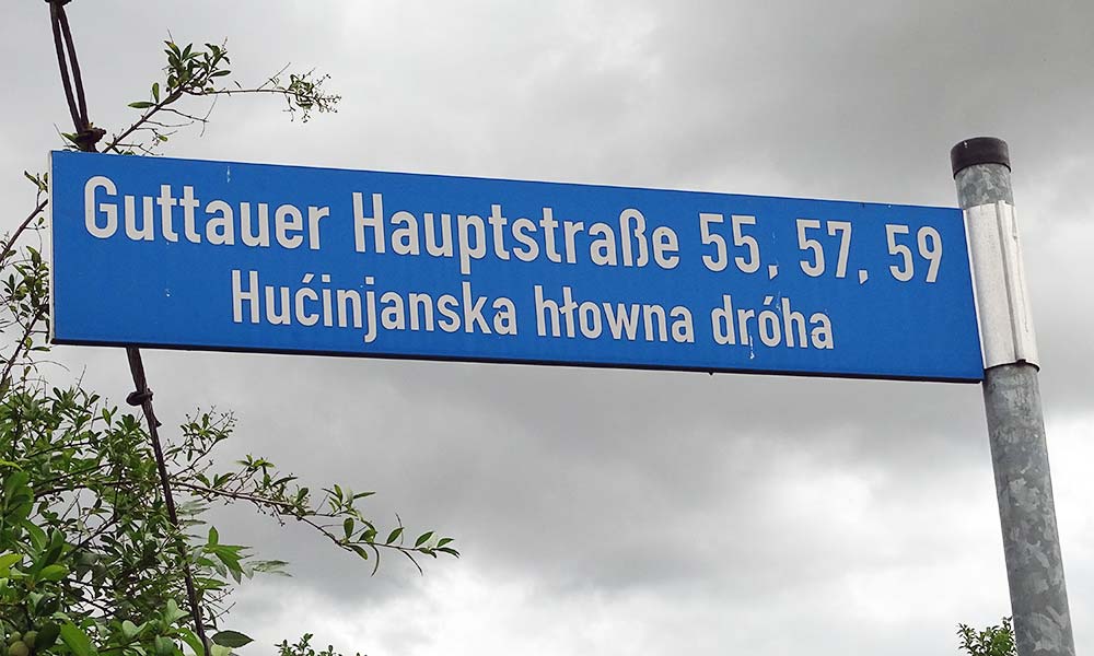 Schild mit Straßenname in Deutsch und Sorbisch