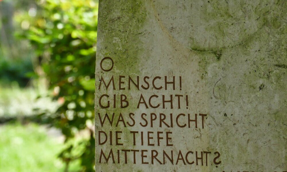 Spruch auf Grabstein: O Mensch, gib acht, was spricht die tiefe Mitternacht?