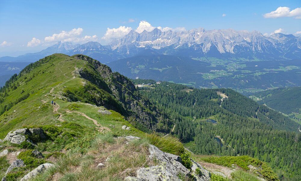 Bergweg mit Aussicht auf Felswände