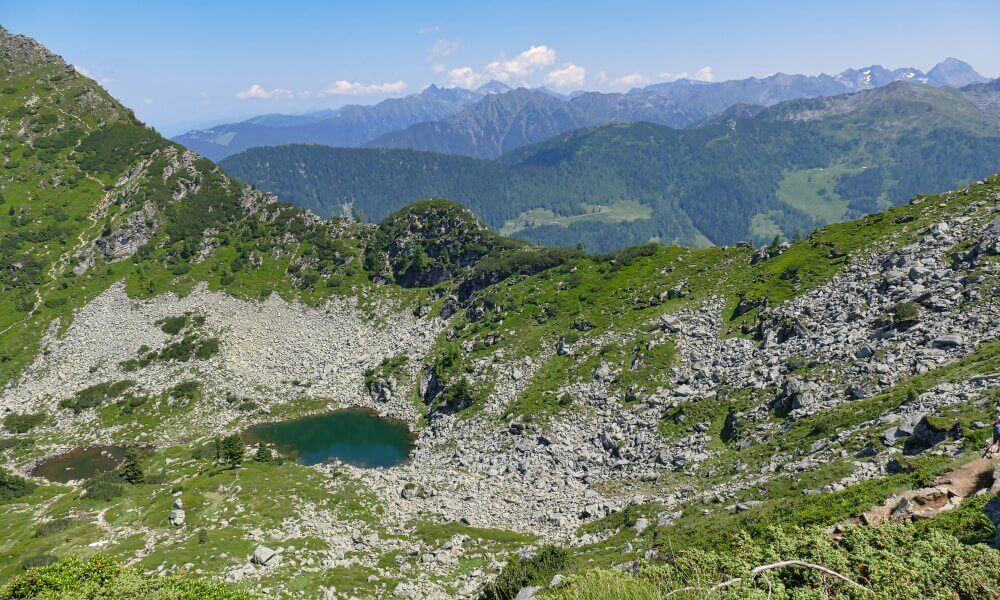 Kleiner Bergsee mit Fernsicht