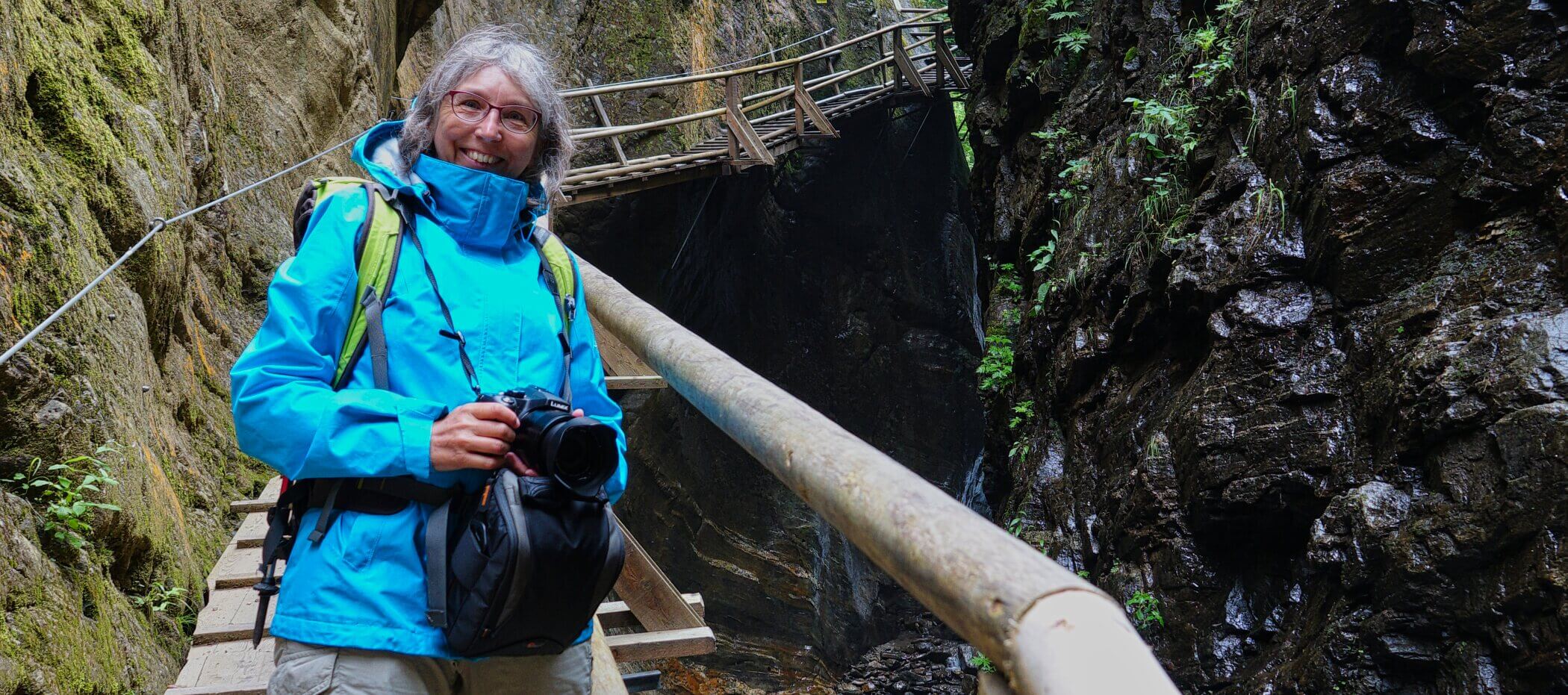 Frau mit Kamera in einer Klamm