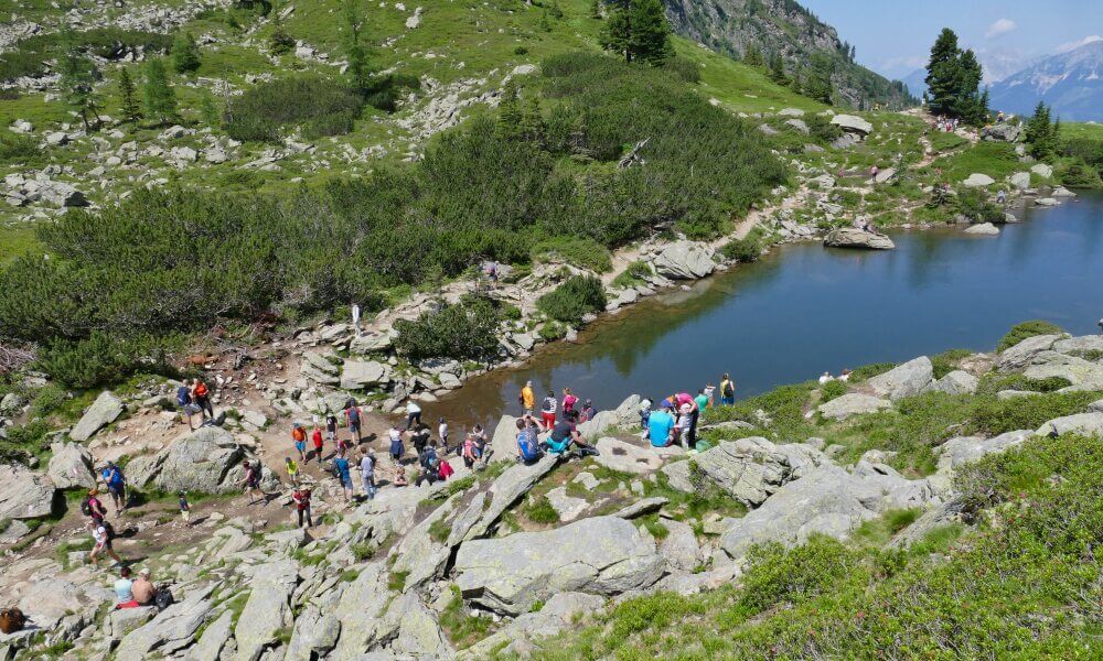 Viele Menschen am See 