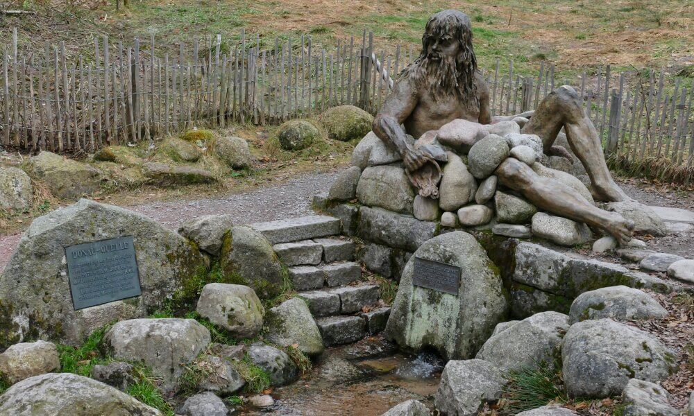 Figur von Mann mit langen Haaren und Bart