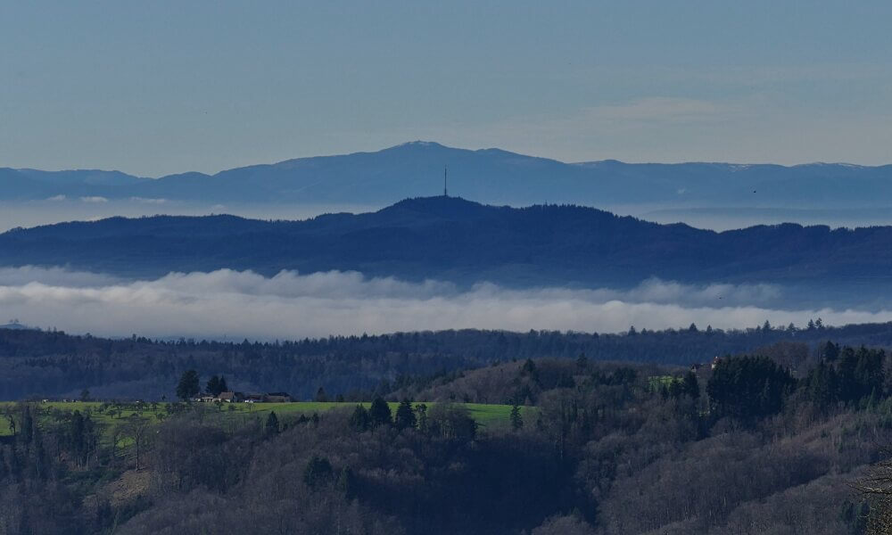 Blick über Berge mit Nebel