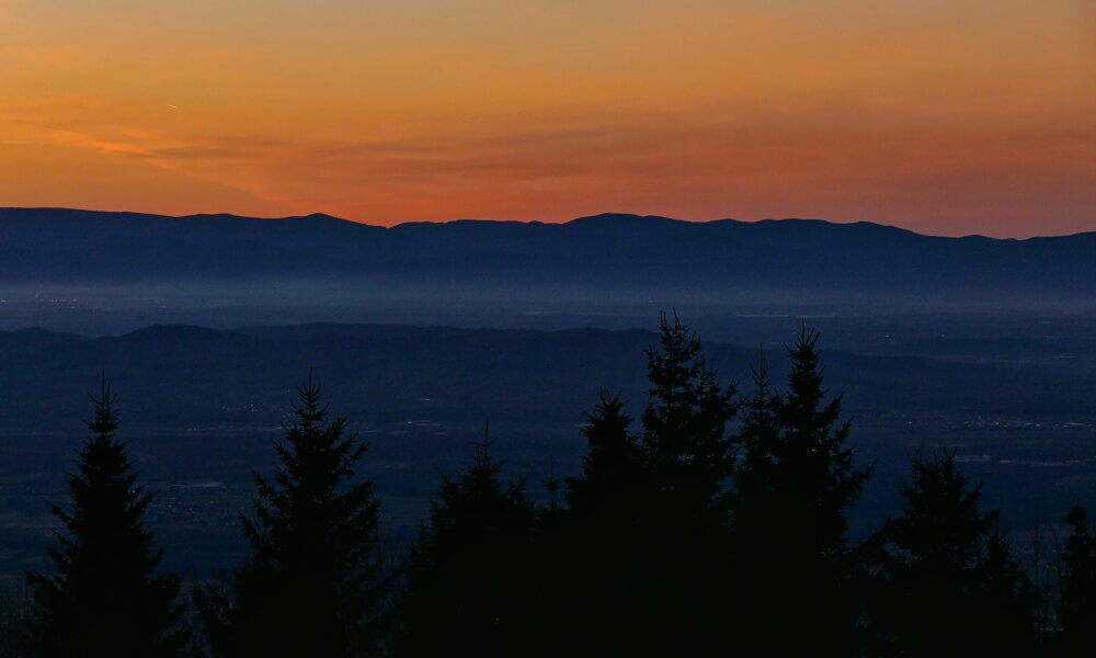 Roter Himmel hinter schwarzen Bergen