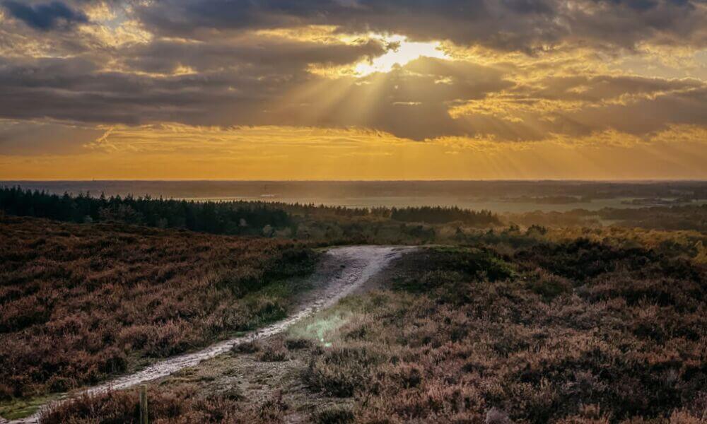 Wolken und Sonne über der Heide 