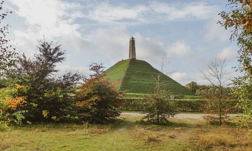 Grasbewachsene Pyramide