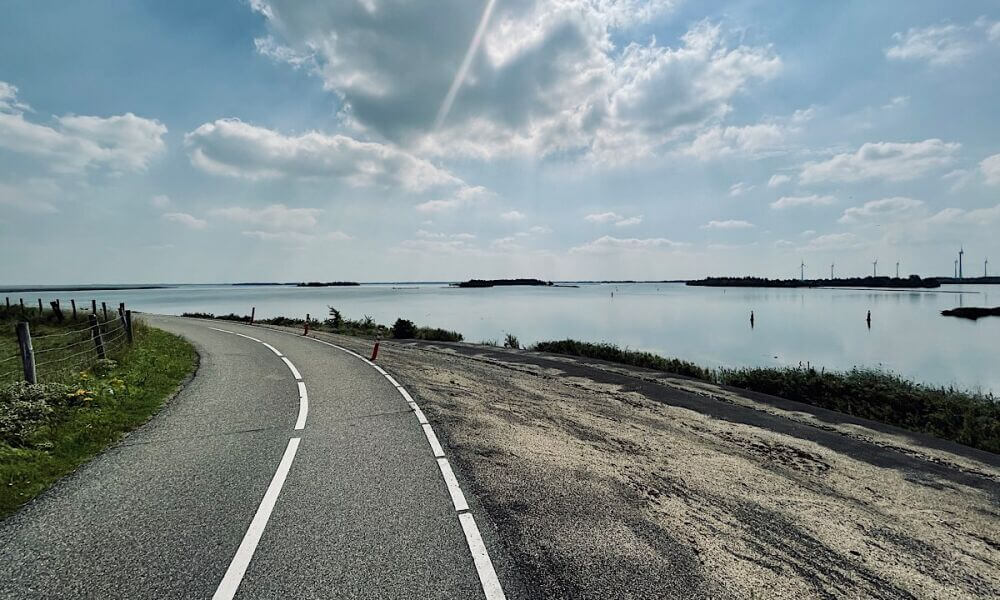 Fahrradstraße am Wasser