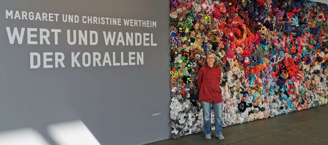 Frau vor gehäkeltem Korallenriff im Frieder Burda Museum