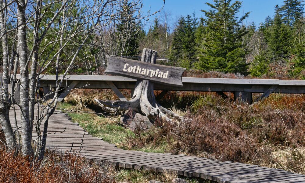 Schild Lotharpfad am Holzbohlenweg