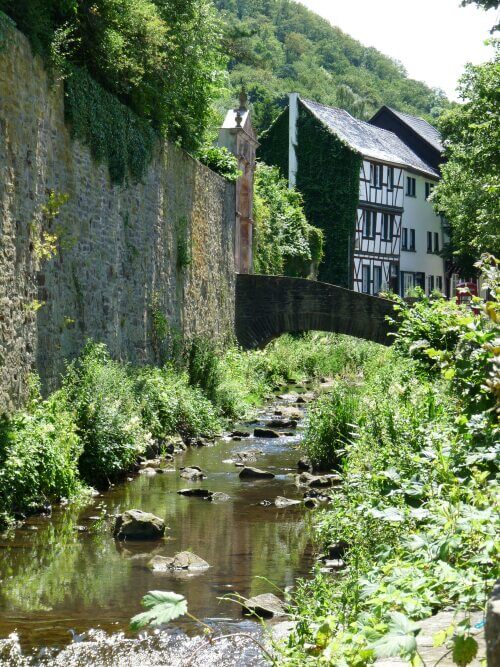 Fluss an alter Stadtmauer