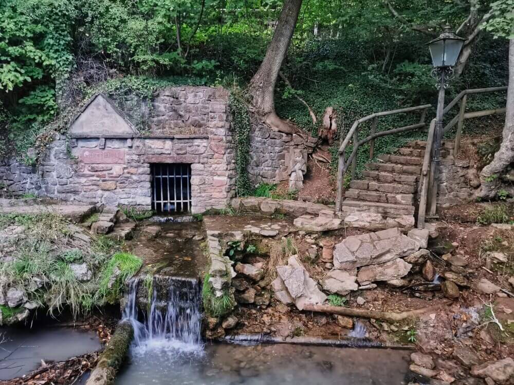 Quelle mit Natursteinfassung und Steintreppe