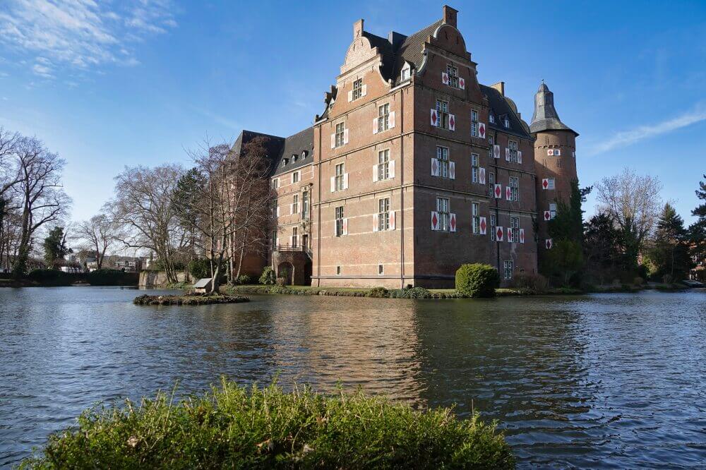Schloss mit Wassergraben