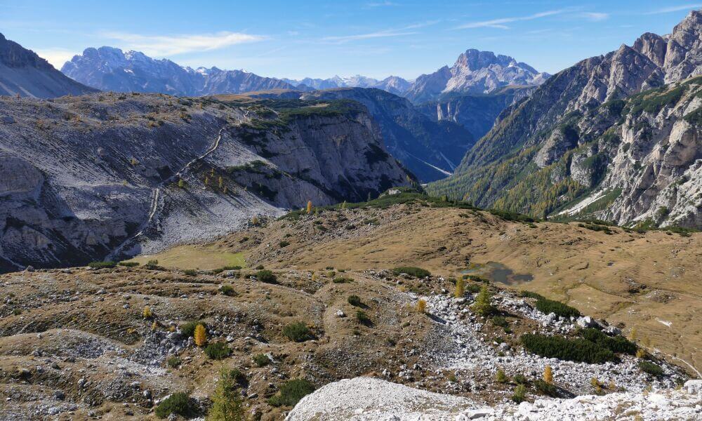 Blick über die Dolomiten mit schmalem Pfad