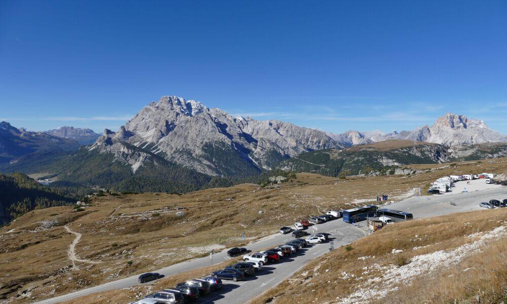 Blick auf Parkplatz und Berge im Hintergrund