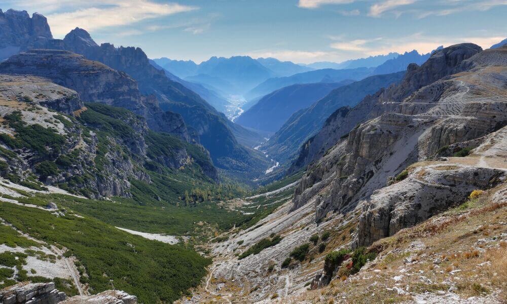 Blick ins Tal auf Fluss und Ortschaft