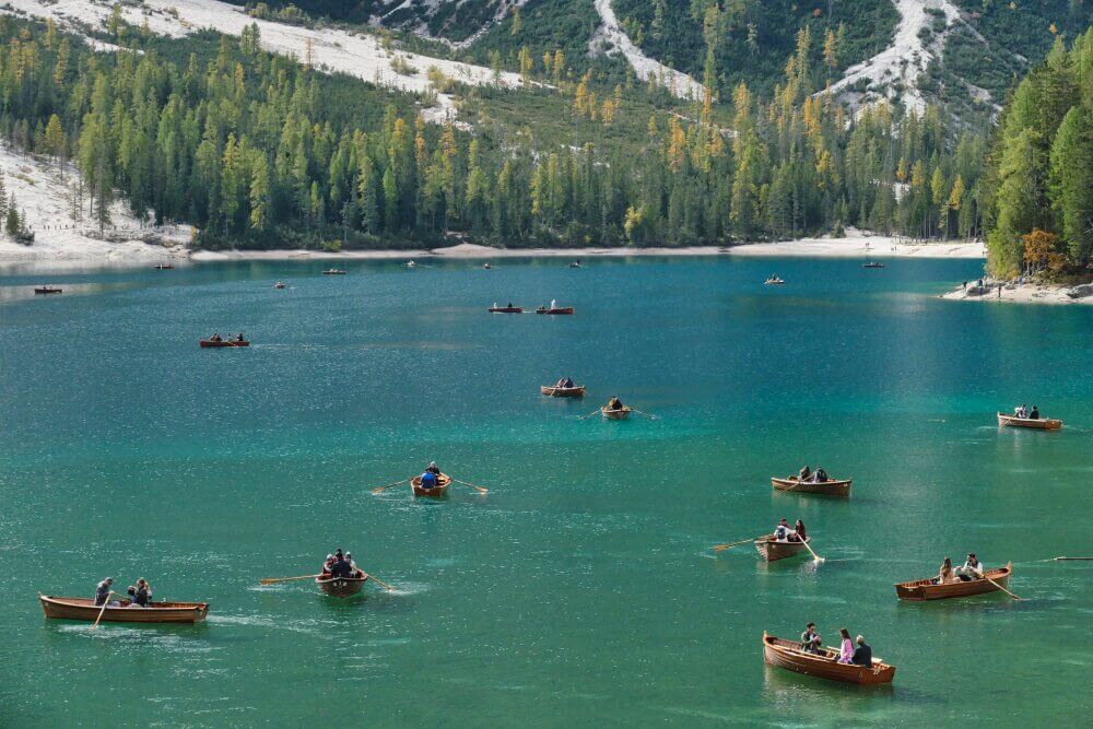 Viele Ruderboote auf dem Pragser Wildsee