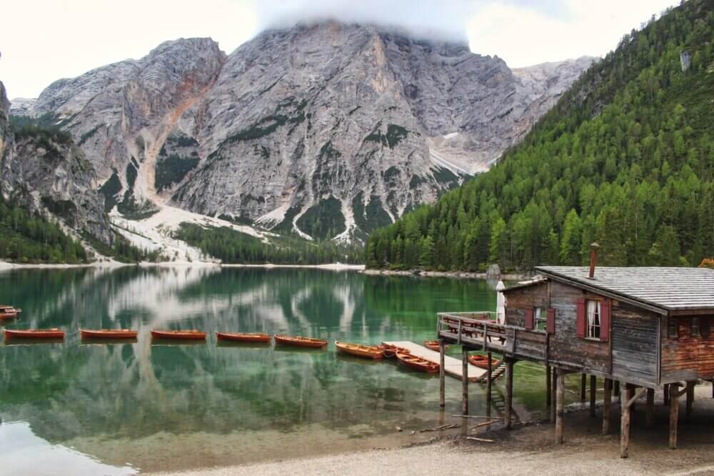 Bootshaus mit Booten in einer Reihe auf dem Pragser Wildsee