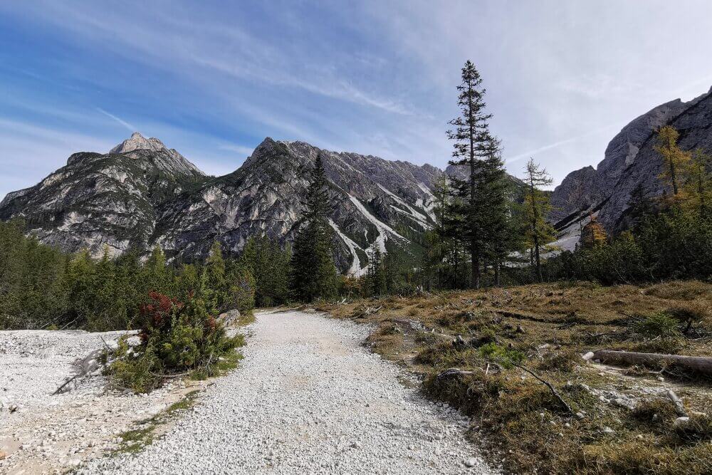 Weg auf Bergkette zu