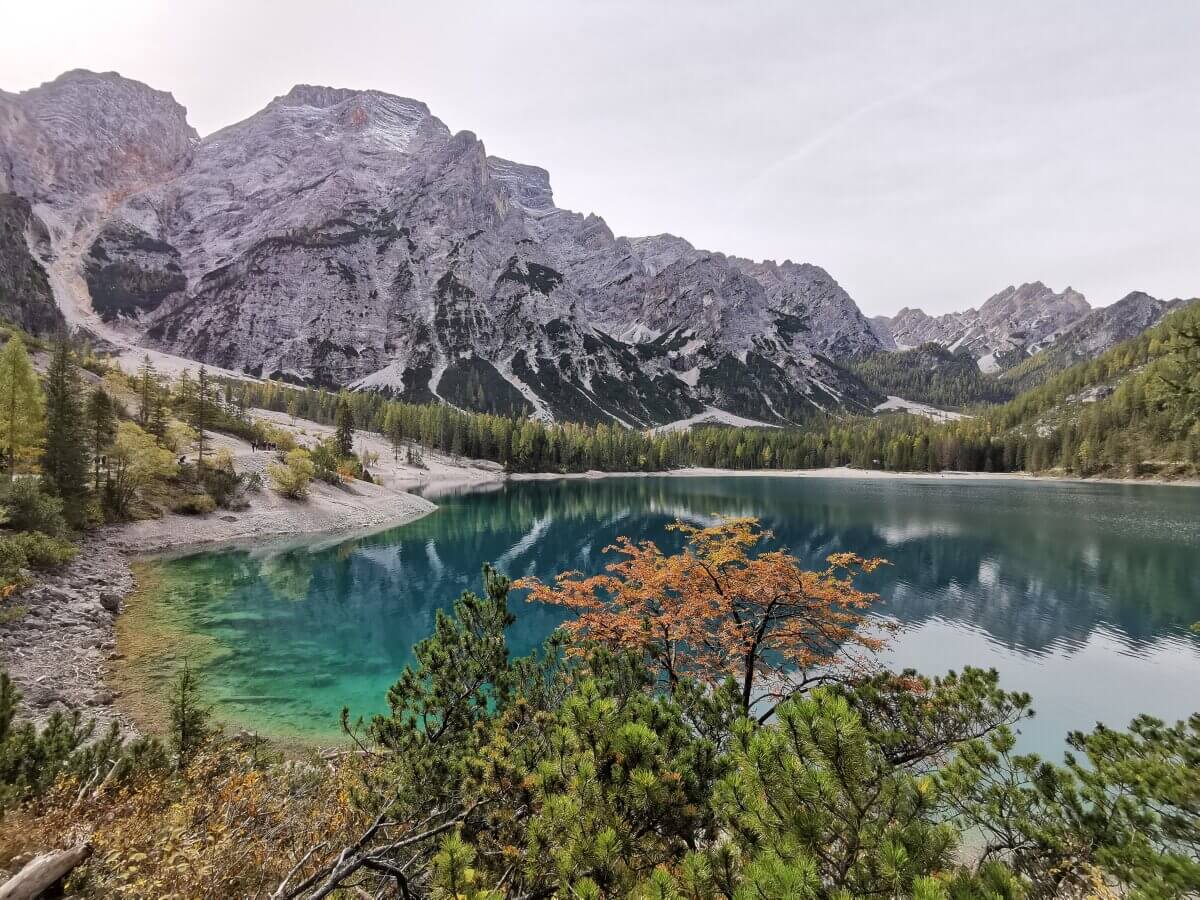 Türkisfarbener See vor grauen Bergen