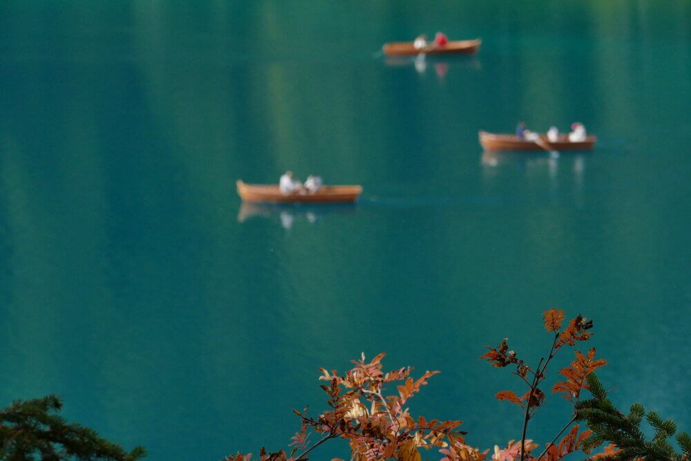 Ruderboote, verschwommen, auf dem Pragser Wildsee.