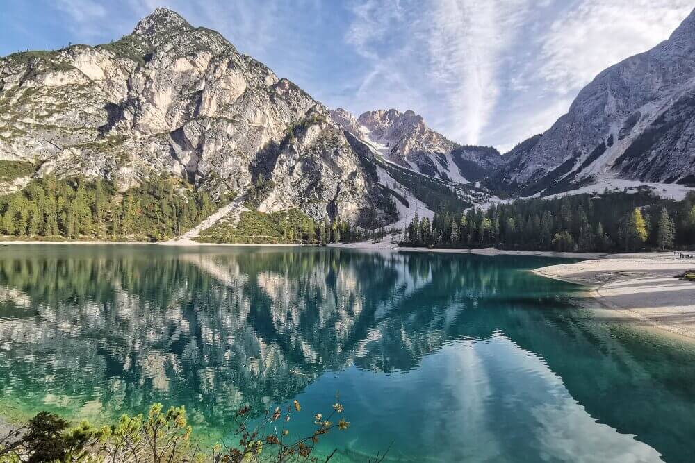 Berg spiegelt sich im Pragser Wildsee