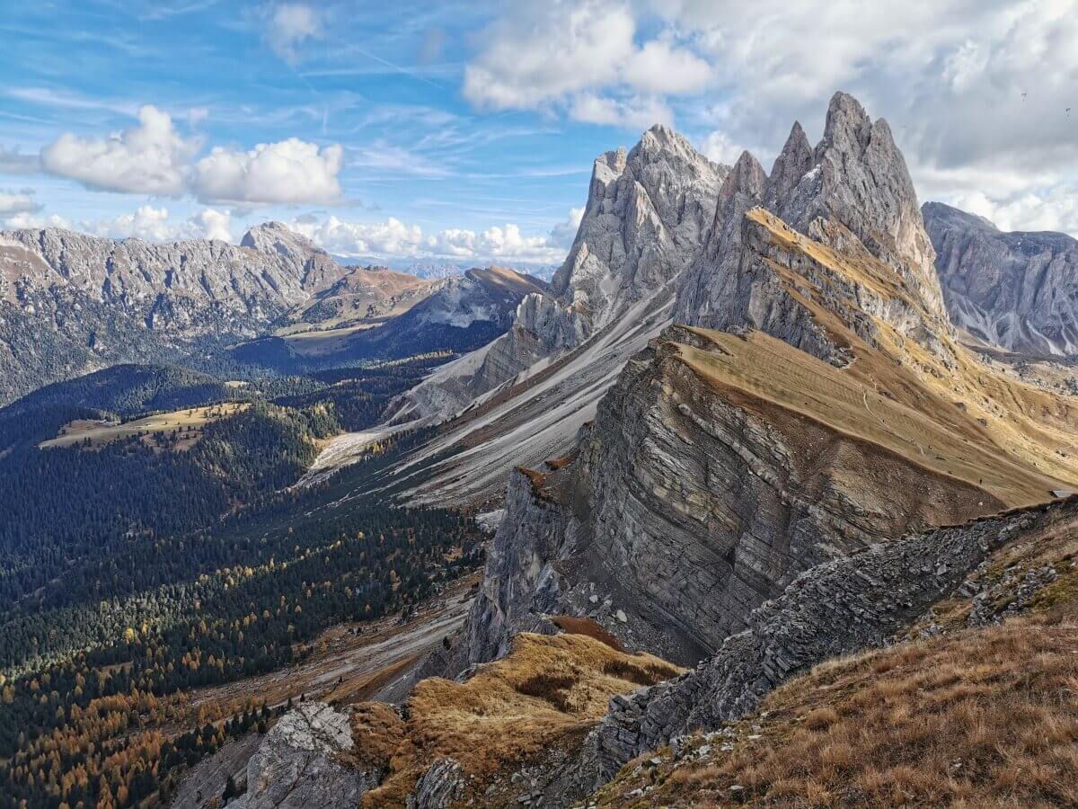 Berg mir brauner Flanke bei Sonnenschein 