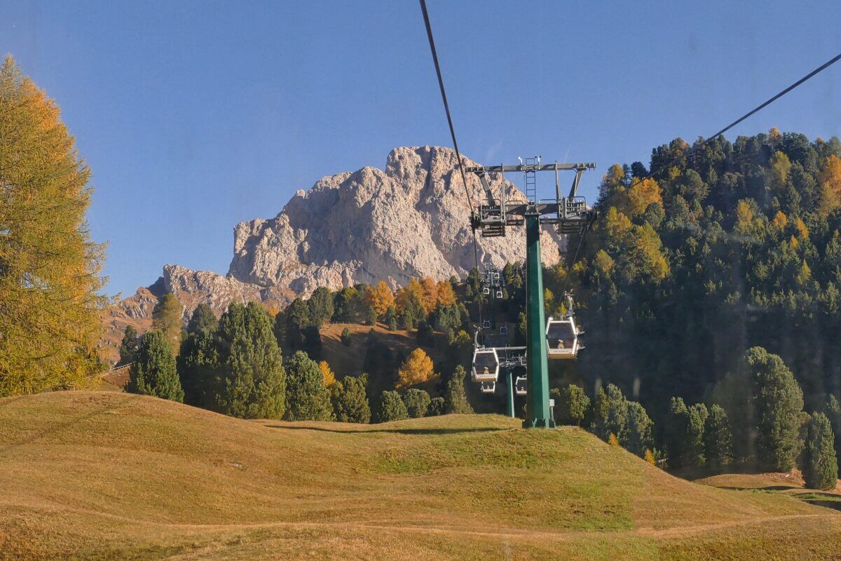 Seilbahn mit Berg im Hintergrund