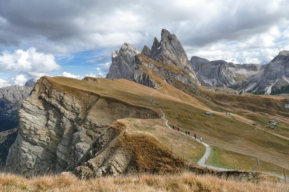 Steile Ebene mit Leuten auf einem Weg