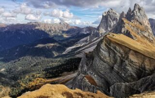 Seceda: Bergflanke in herbstlichen Farben