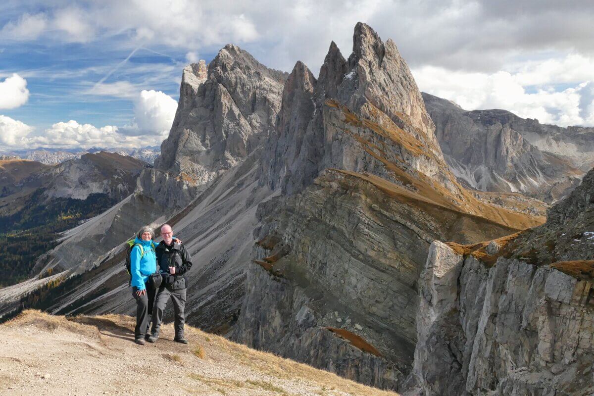 Zwei Menschen vor einer Bergspitze an der Seceda