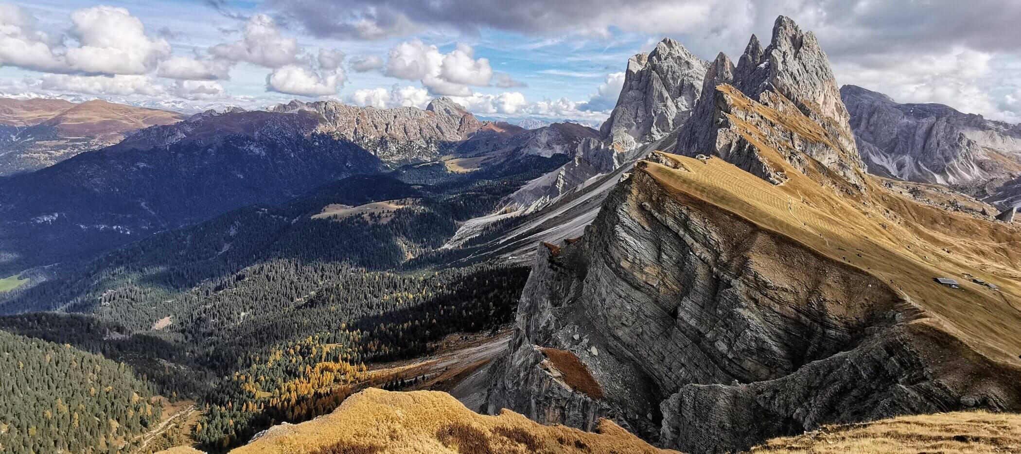 Seceda: Bergflanke in herbstlichen Farben