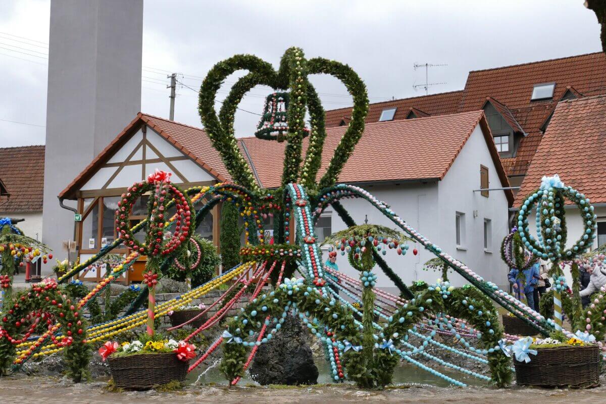 Großer Osterbrunnen