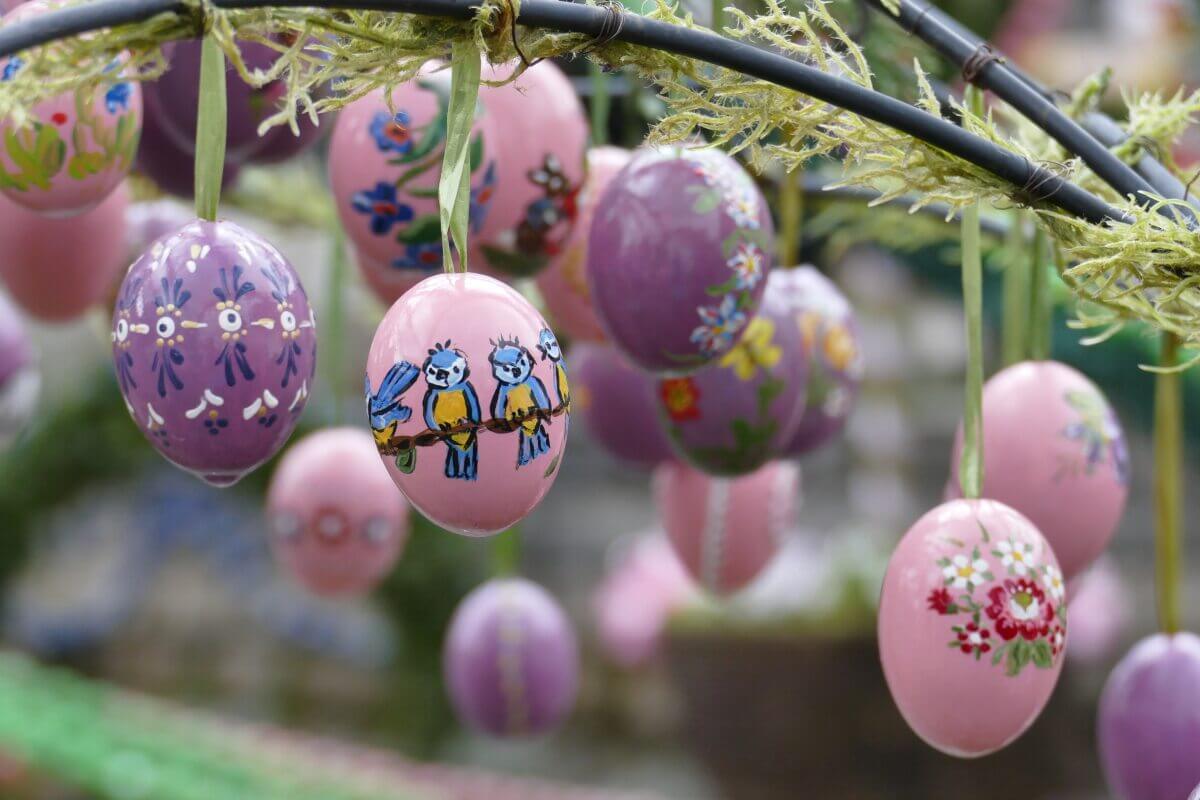 Mit Vögeln und Blumen bemalte Eier
