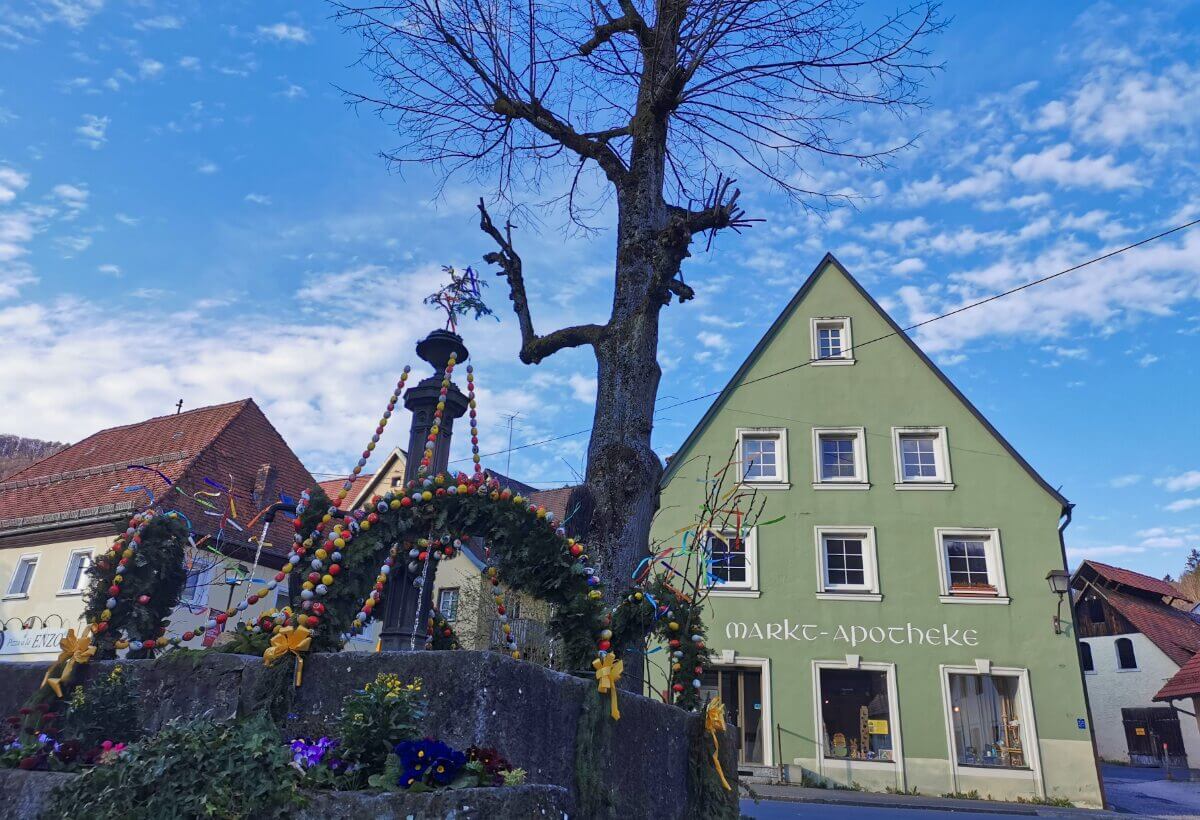 Osterbunnen vor Marktapotheke