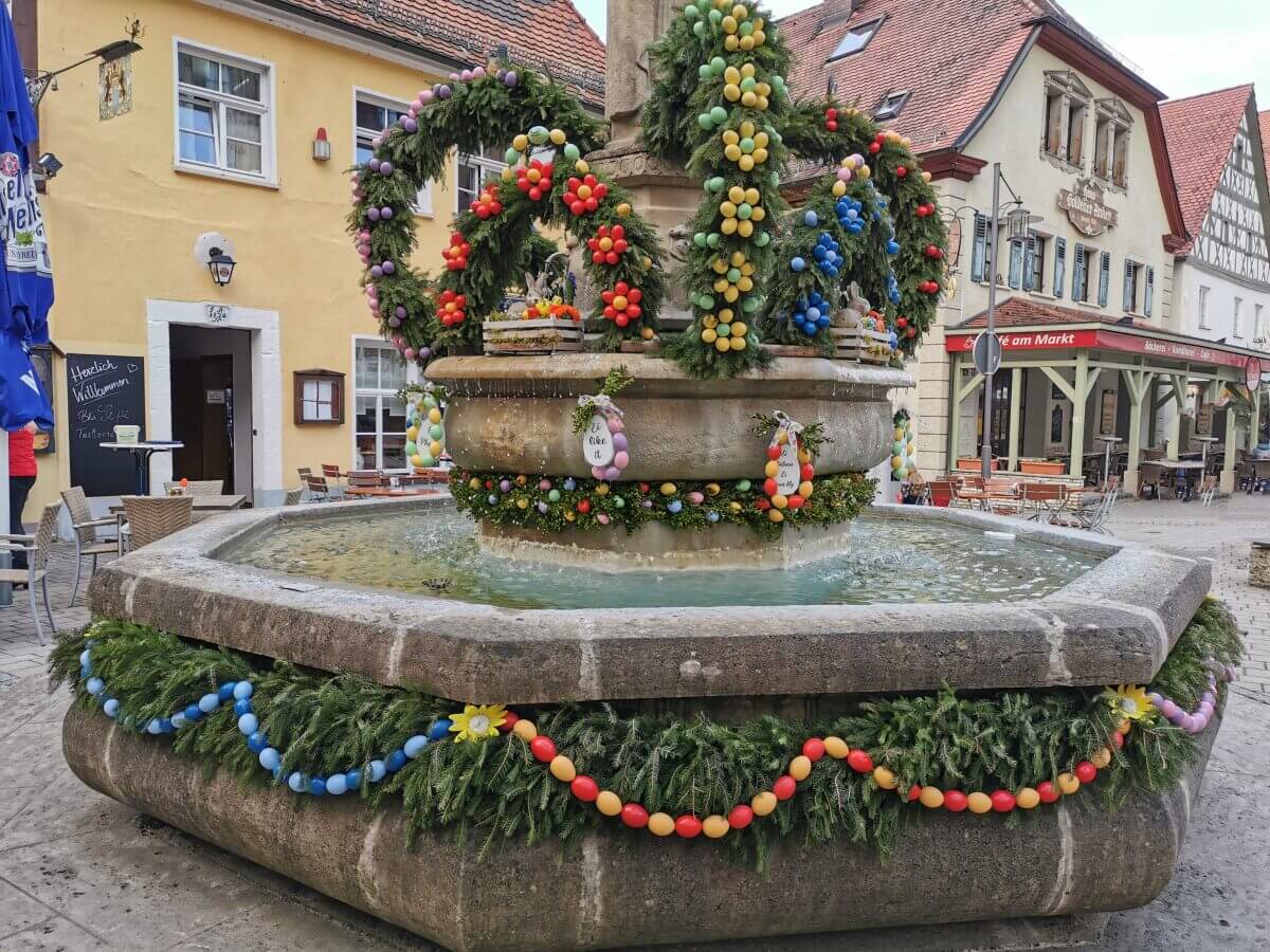 Brunnen mit Ostereiern