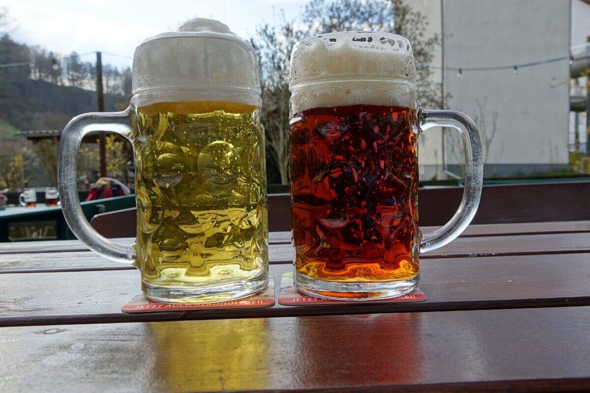 Zwei Bierkrüge mit hellem und dunklem Bier