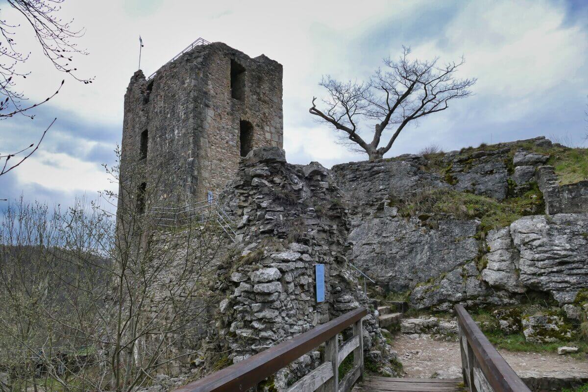 Turm in einer Burgruine