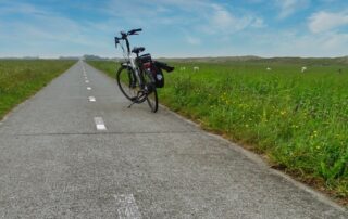 Fahrrad steht auf geradem Radweg auf Texel