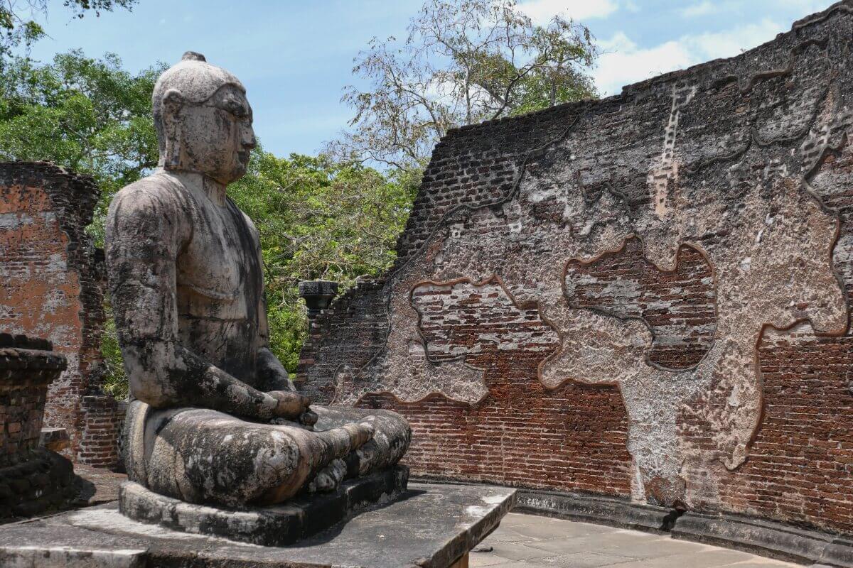 Buddha vor einer alten Steinmauer