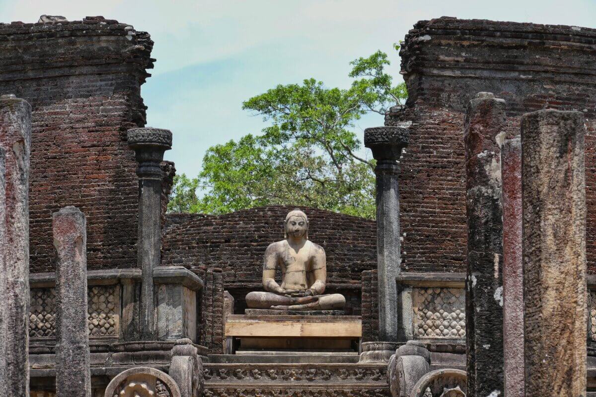 Ruinen mit Buddhastatue