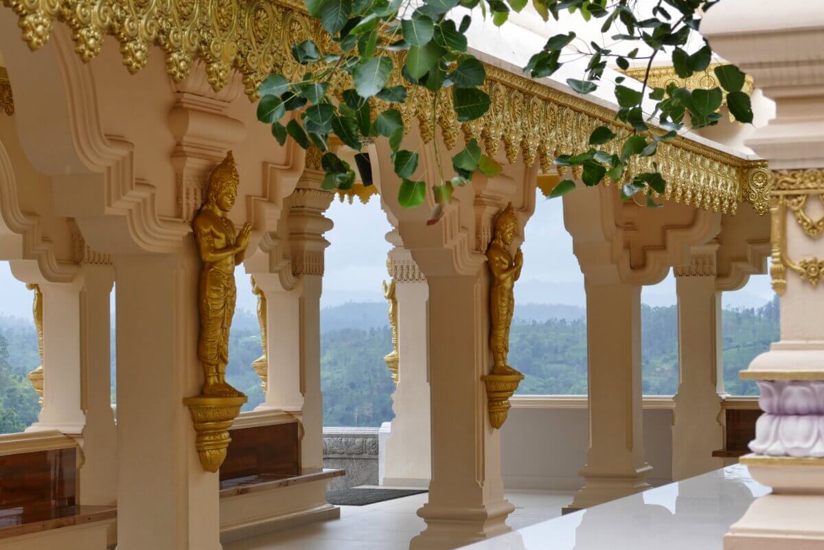 Buddhistischer Tempel mit goldenen Statuen