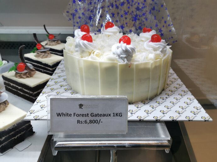 Schwarzwälder Kirschtorte mit weißer Schokolade und Aufschrift "White Forest Gateaux"
