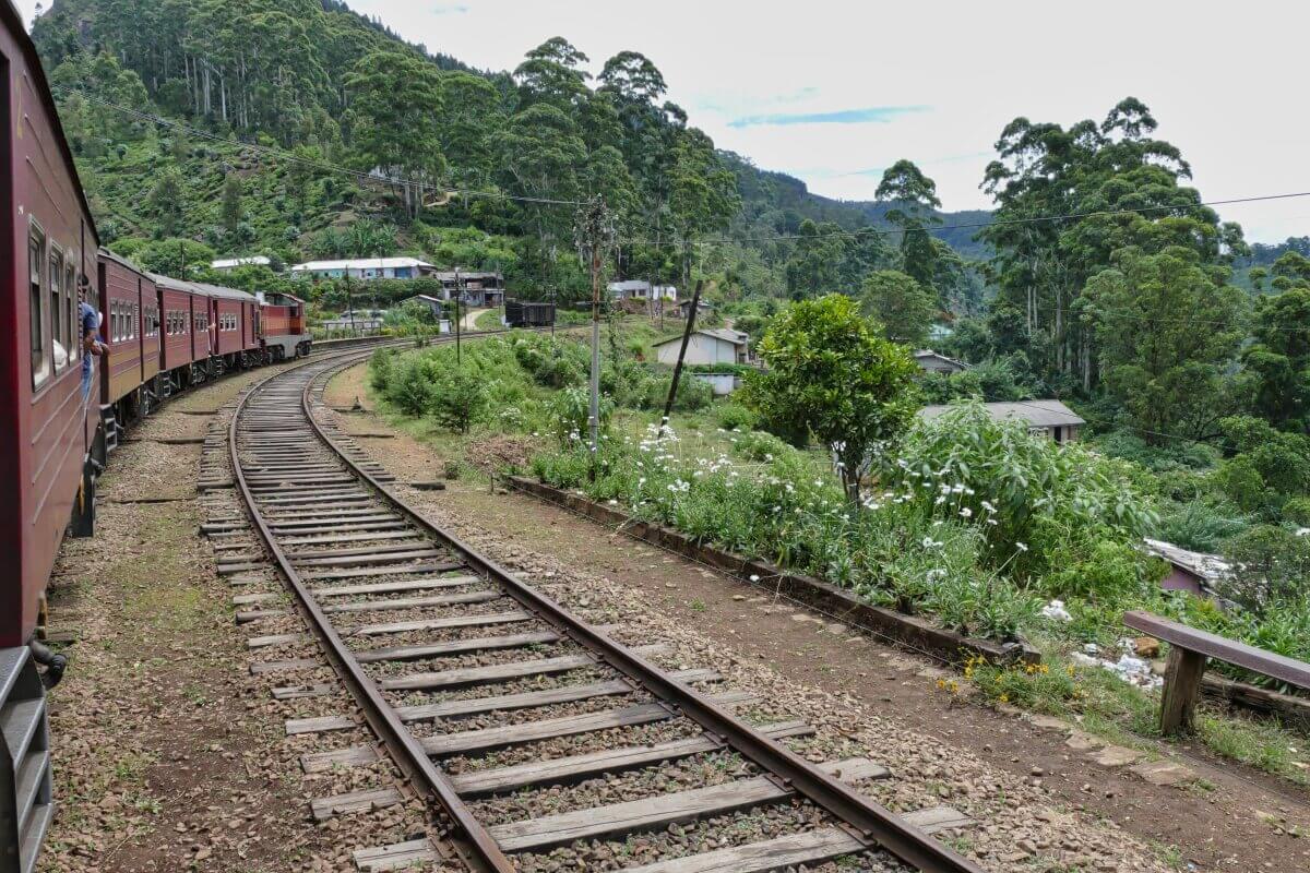 Ausblick beim Bahnfahren in Sri Lanka