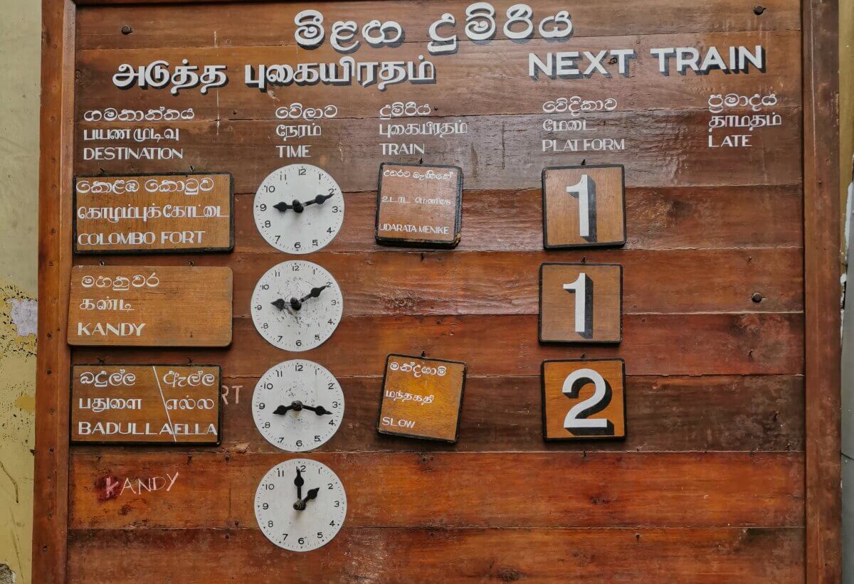 Hölzerne Zug-Info-Tafel mit Uhren 
