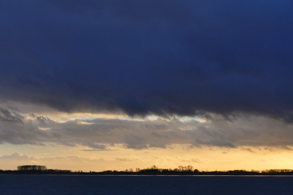 Dunkler Himmel mit Lichstreifen